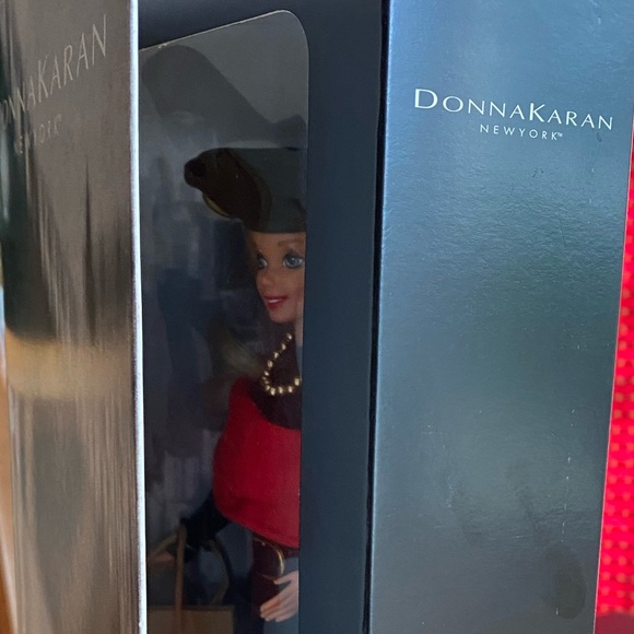 Limited Edition Donna Karan Bloomingdale’s Barbie in original packaging - Picture 9 of 9